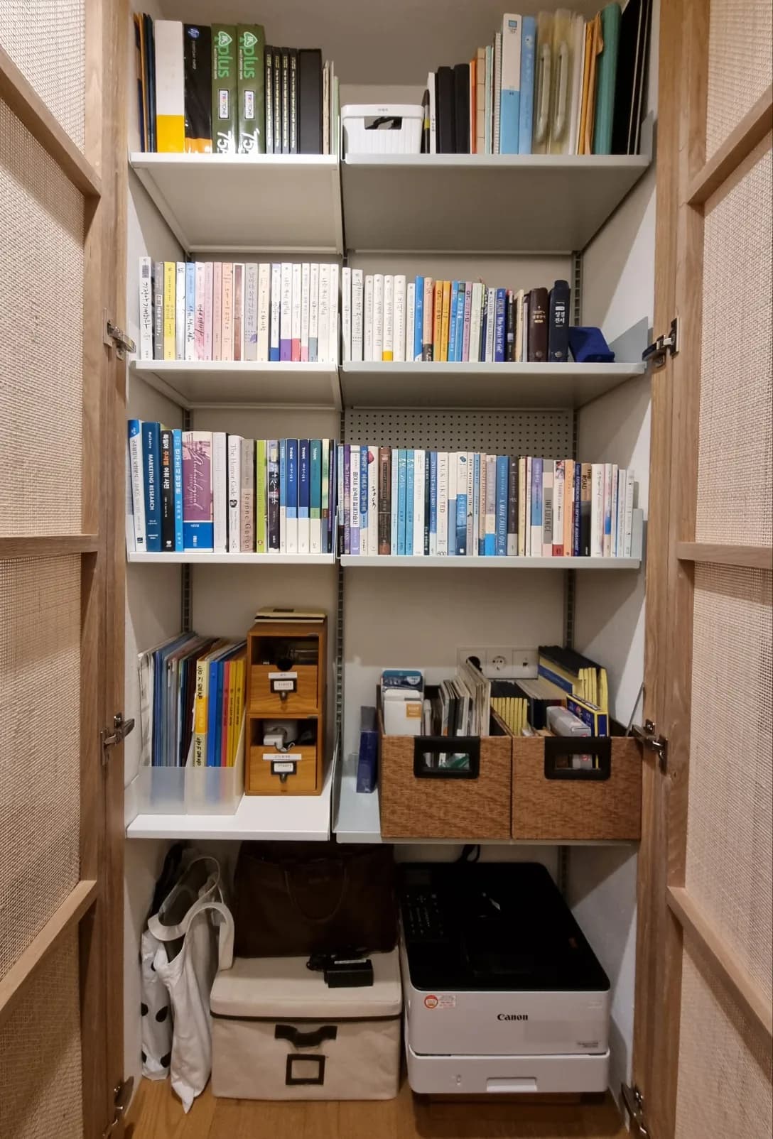 책과 프린터를 층으로 나눠 둔 서재 선반