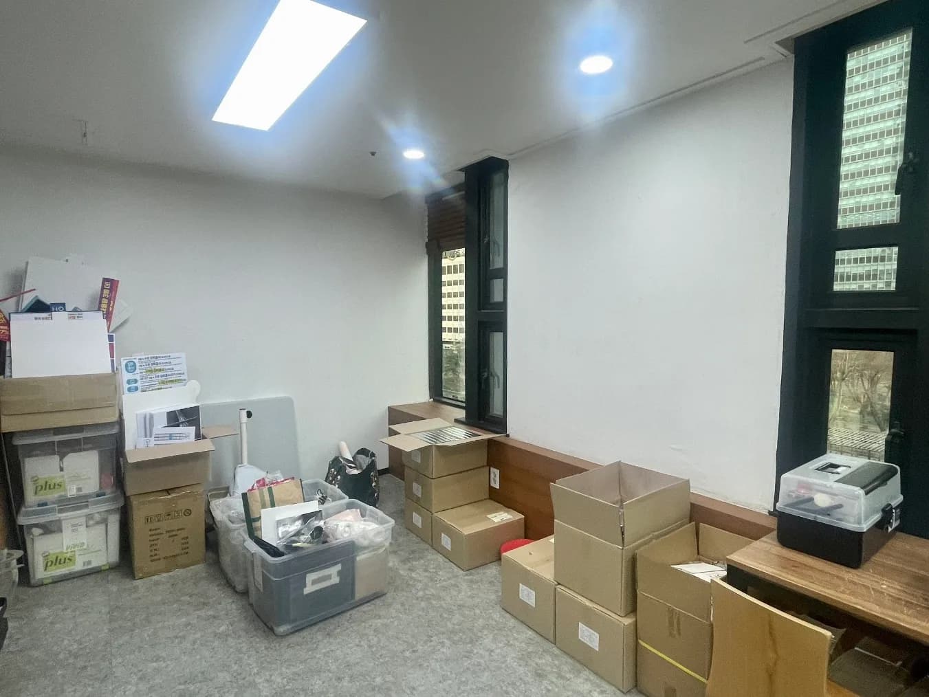 정리 전 사무실 뒷방. 상자가 벽을 따라 쌓여 있다