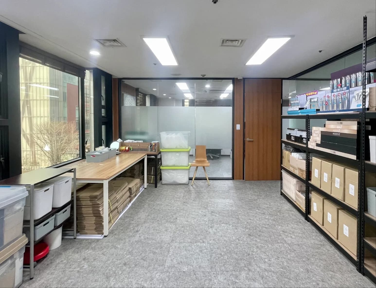 정리를 마친 사무 공간. 작업대 아래에 통을 줄 세웠다