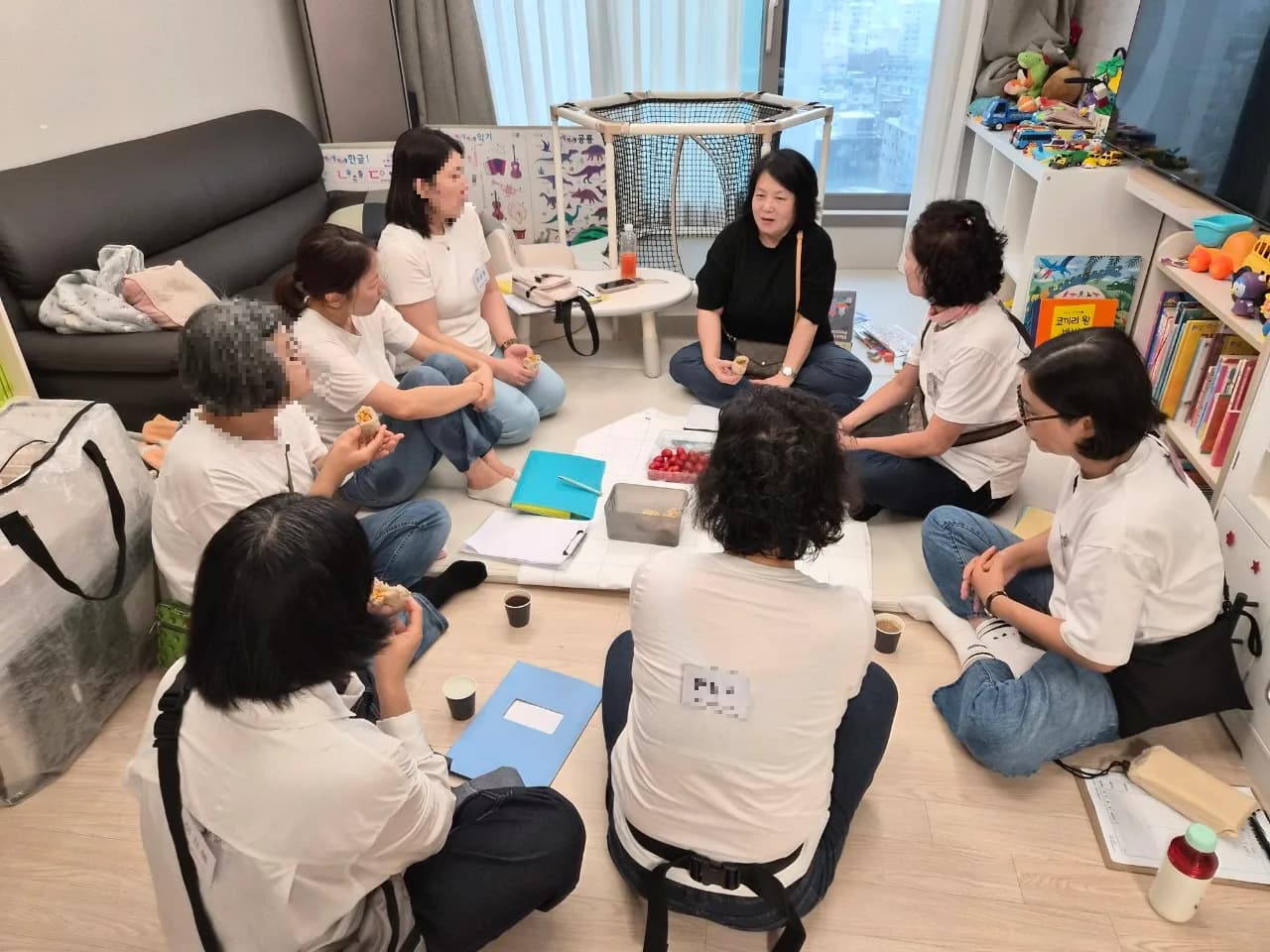 현장 실습을 마치고 둘러앉아 내용을 나누는 모습