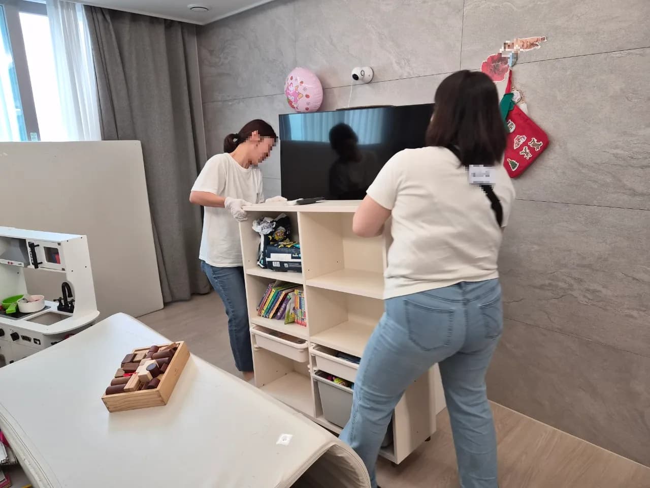 현장에서 수납장을 정리하는 정리수납전문가
