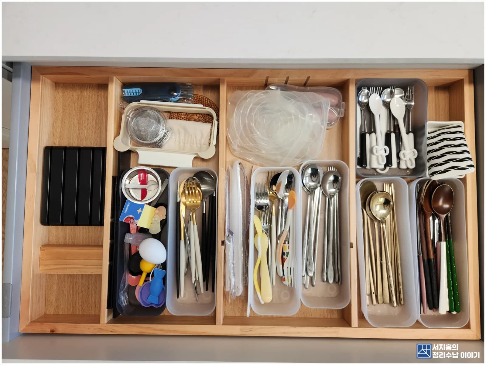 칸을 나눠 담은 주방 서랍 속 수저와 조리도구